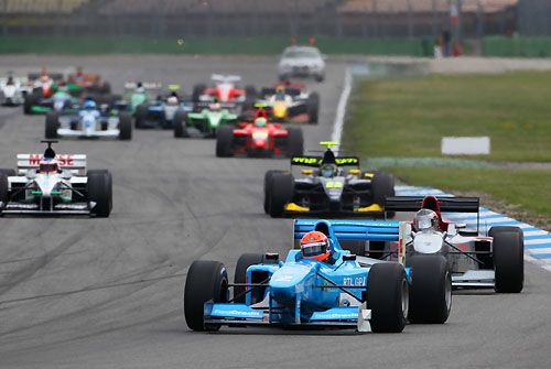 De blauwe ex-Bennetton F1 van Jean Alesi gaat nog steeds als een kogel